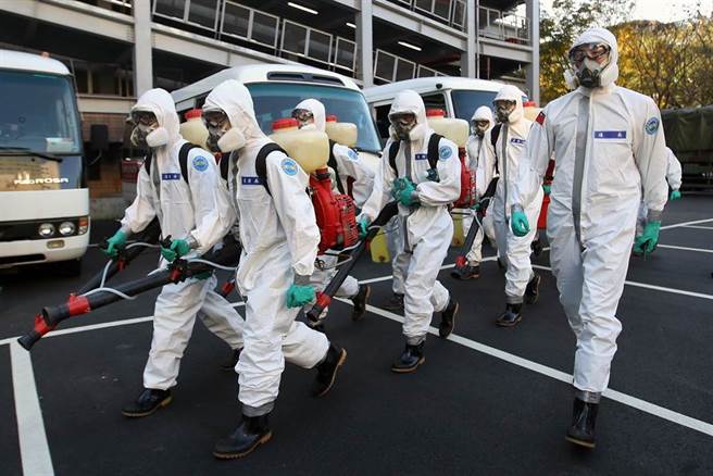 部立桃园医院群聚再度扩大！指挥中心19日一次宣布4人确诊，其中更出现家庭群聚，病毒恐已传进社区。（资料照／范扬光摄）