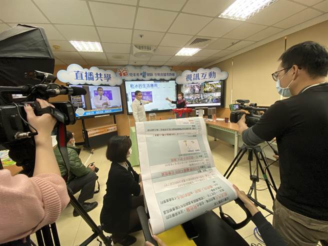 疫情严峻，桃园市教育局长林明裕19日化身「小裕老师」，亲自示范视讯互动教学与直播共学，为线上学习「压力测试」。（蔡依珍摄）