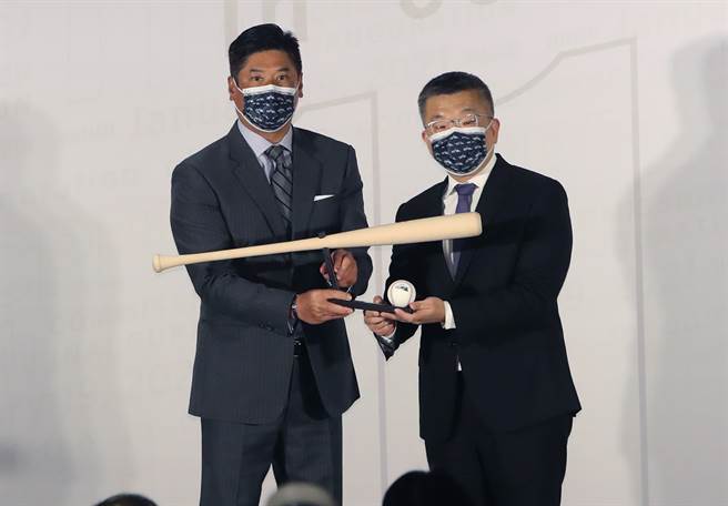 蔡其昌（右）接任中职会长，接受中华棒协理事长辜仲谅（左）致赠礼物，是一支球棒。（资料照／郑任南摄）
