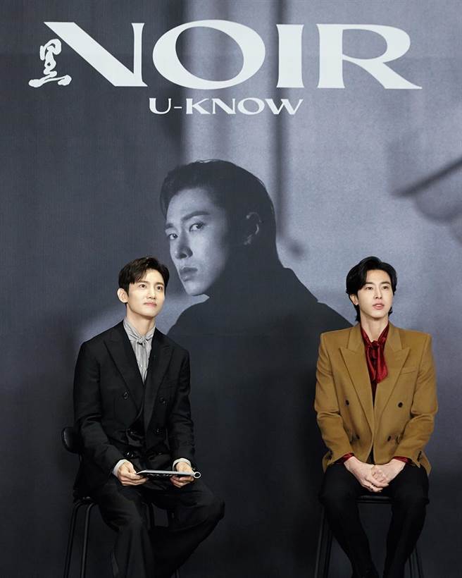 允浩（右）发片线上记者会请来队友昌珉担任主持人。（avex taiwan提供）