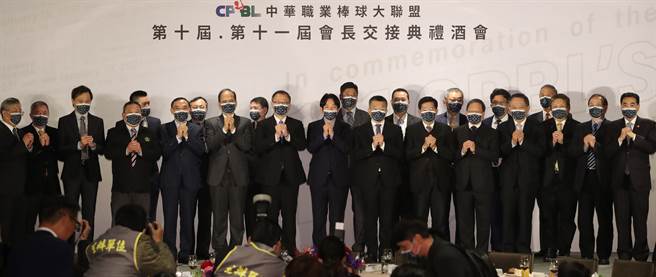 中职今举行会长交接仪式，现场冠盖云集。（郑任南摄）