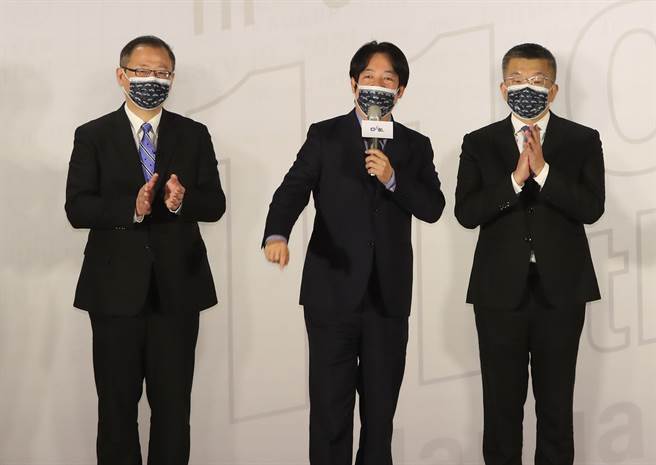 蔡其昌（右）接替吳志揚（左）擔任中職會長，中為副總統賴清德。（鄭任南攝）