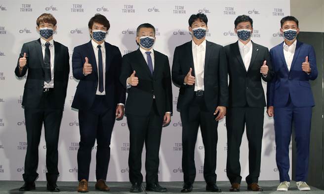 蔡其昌（左3）接下中職會長職務，球員代表也到場致賀。（鄭任南攝）