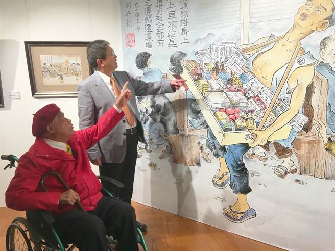 国宝级漫画家刘兴钦（左）的回顾展近日于国父纪念馆展出，新竹县长杨文科（右）特别北上欣赏。（县府提供／庄旻静新竹传真）