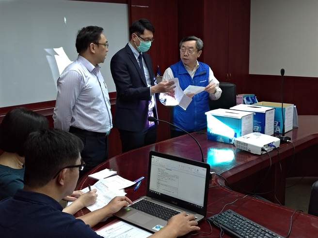 国民拍卖党产，传出前高雄县党部疑遭绿营关系密切的三禾资产公司低价标走；图为行管会拍卖党产情形，右一为行管会主委邱大展。（黄福其摄）