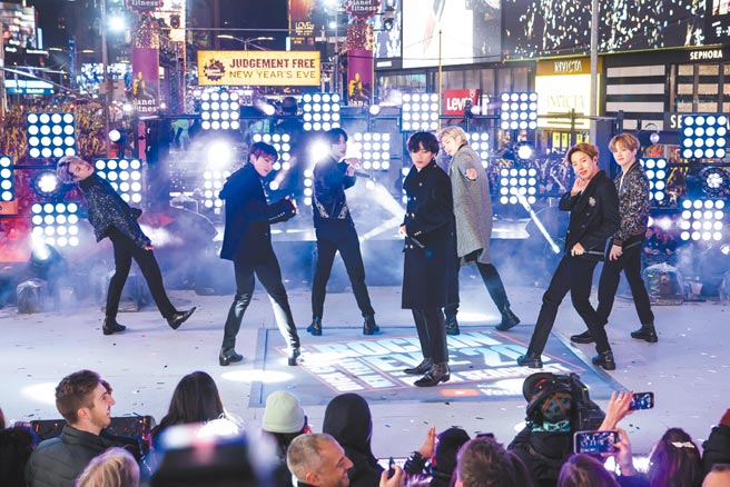 韩流飞速窜起，可说是影音和国防工业的结合，造成成功的资讯心理战的结果。图为韩国男团防弹少年团（BTS）。图／美联社