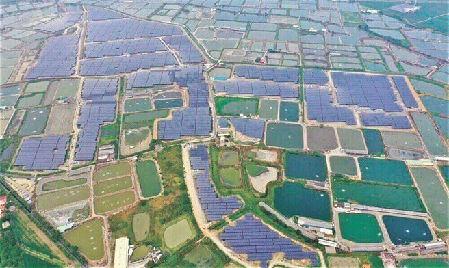 大亚集团本业已由线缆产品扩大至「能源串接」产业，包括能源产生、传输、储存到转换等；图为大亚集团旗下心忠电业臺南学甲76MW太阳能电厂空拍图。图／大亚集团提供