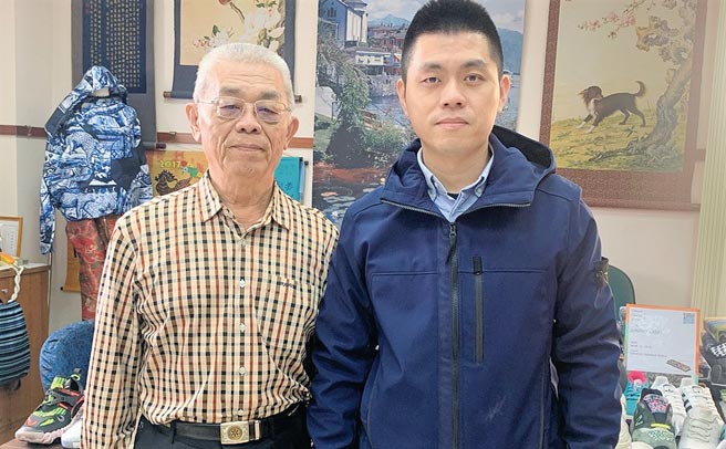仁美商标董事长林中舜（左）从臺南发迹，经30几年奋斗，现在已是欧美各大国际一线运动品牌指定之材料供应商；图右为董事长特助林右刚。图／林宜蓁