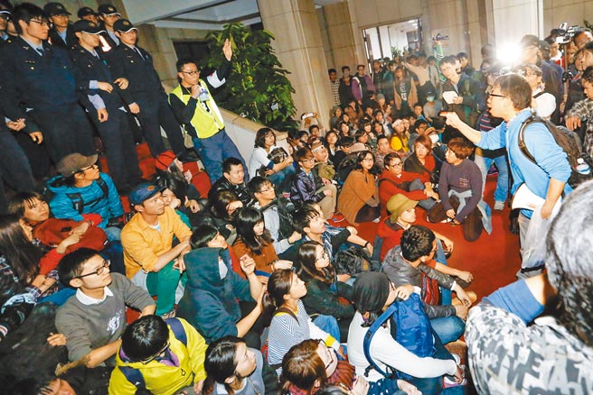 7年前群眾攻占行政院事件，魏扬（右着蓝色上衣站立者）等8人二审依煽惑他人犯罪等罪各判刑2至4月不等，最高法院18日审结，创设公民不服从的抵抗权，认为他们可因此获判无罪，撤销发回更审。（本报资料照片）