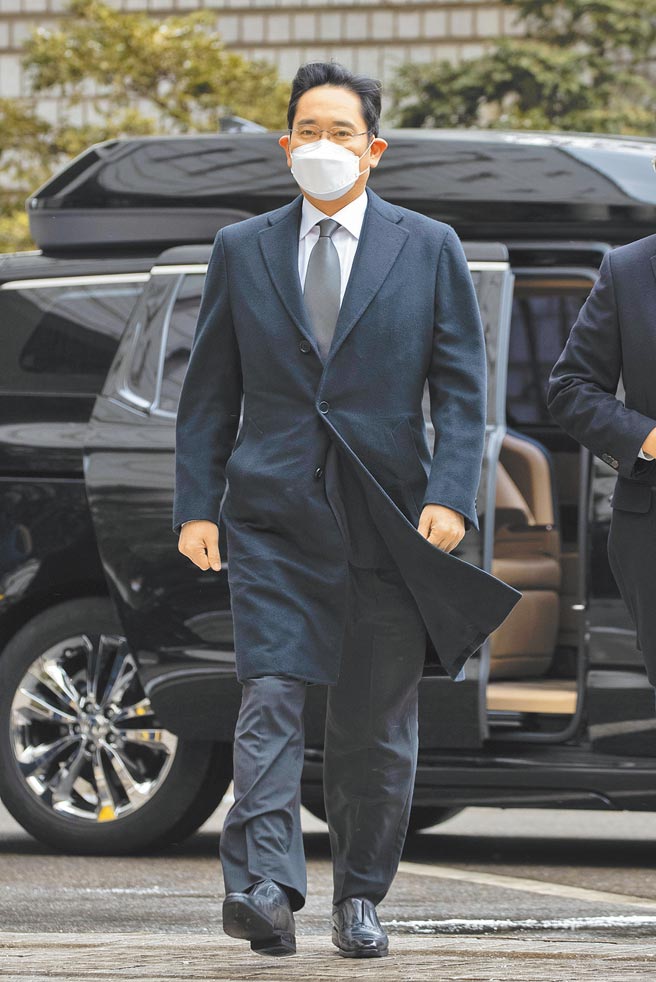 韩国首尔高等法院昨天（18日）下午就三星电子副会长李在镕（见图）涉嫌行贿前总统朴槿惠及其亲信重审一案进行宣判，判处李在镕2年半徒刑。（新华社）