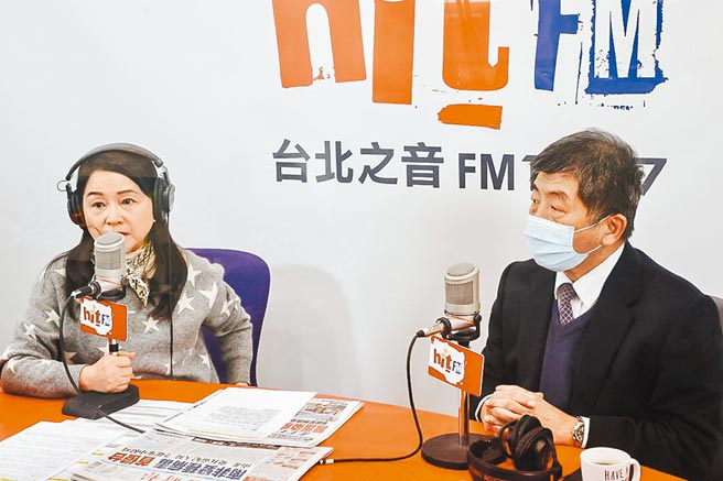 卫福部长陈时中（右）14日接受周玉蔻（左）专访，说明医护染疫处理过程。(郭吉铨摄)