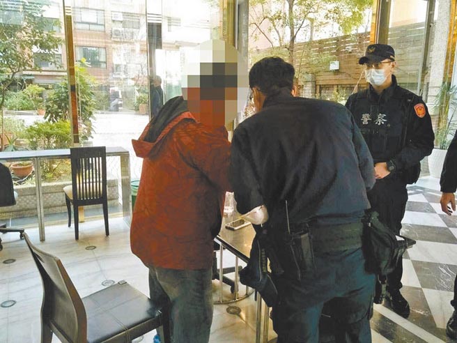 桃园市警方前往社区了解居家检疫者状况，图非当事人。（吕筱蝉摄）