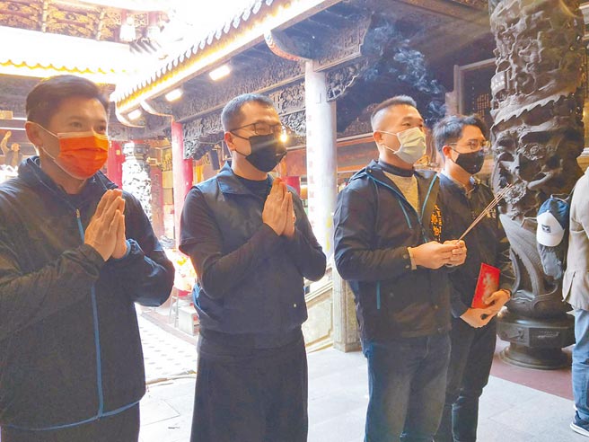 大里区立仁里长郑伯其（右二）宣示要推动罢免陈柏惟行动，台北市议员罗智强、台中市议员罗廷玮到场声援。（陈淑娥摄）