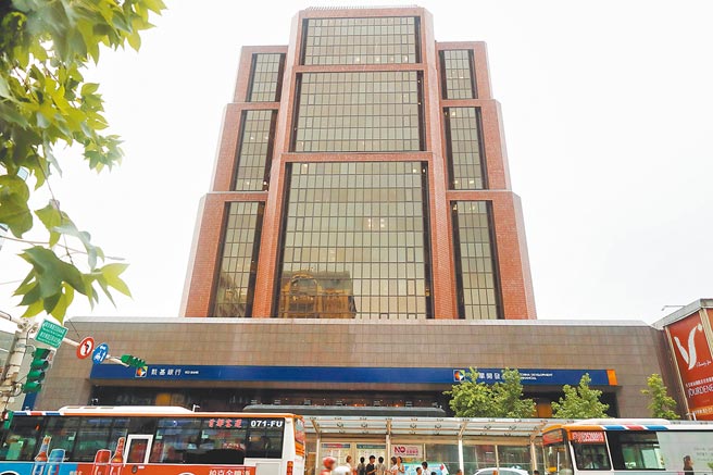 金管会大力推动ESG，台湾金控业者纷纷推出相关措施；开发金将加强邀请各界参与筹组的「气候韧性金融产学大联盟」。图为中华开发大楼。（本报资料照片）