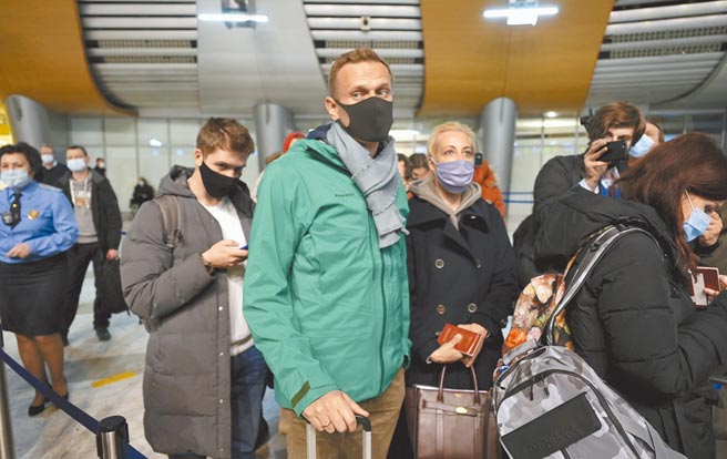 去年遭下毒差点丧命的俄罗斯反对派领袖纳瓦尼（图中），17日搭机自德国返回莫斯科，一入境旋即被捕。（美联社）