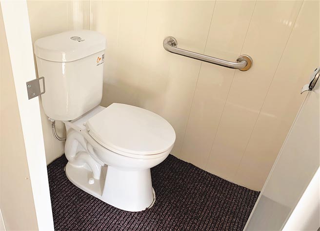 厕所内的感应式座式马桶。（陈可文摄）