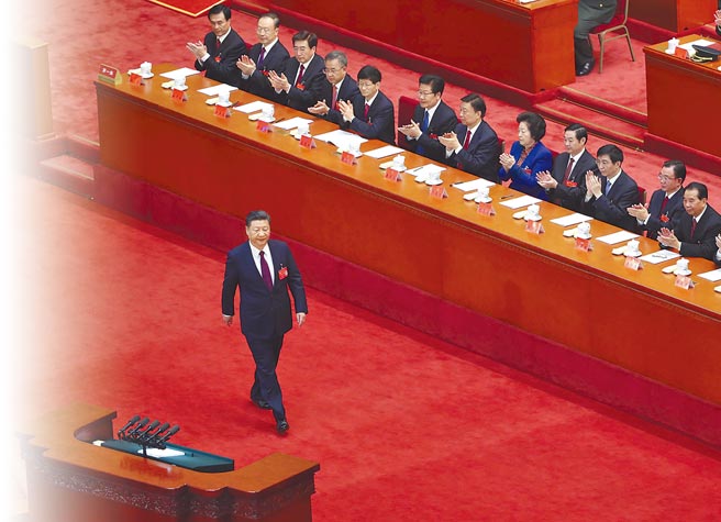 距2022年中共二十大剩一年多，權力頂層的25人中央政治局屆時將有12人屆齡退休，北京正加速人事布局，備受矚目。圖為2017年10月中共十九大開幕。（新華社）