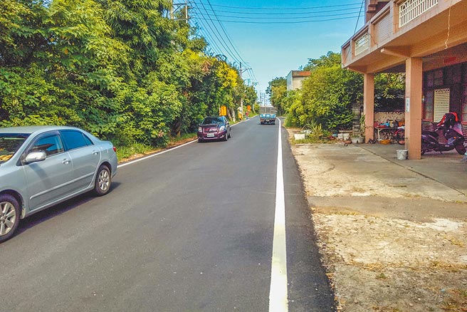 新丰乡台61线与台15线衔接道路最窄仅6米，双向会车不易，县府列入十大交通建设计画，将拓宽到20米。（罗浚滨摄）