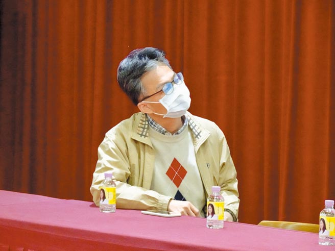 去年底传出被高市警方查水表后，医师苏伟硕18日首度在高雄参加反莱猪宣讲座谈会。（林宏聪摄）