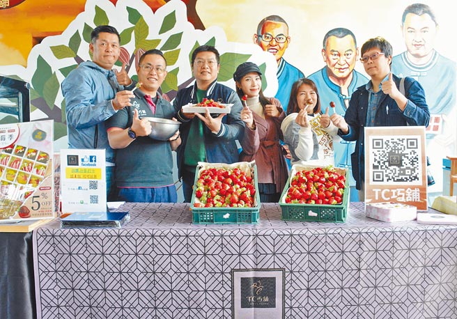 避免福灣風暴持續發酵，藝人汪建民（左）為屏東巧克力站台行銷。（林和生攝）