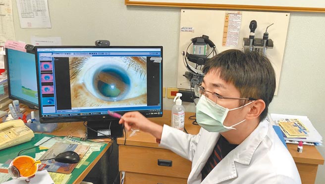 高雄长庚眼科医师江威宇表示，羽球的时速很快，若撞击眼睛，可能造成外伤性白内障、虹膜断裂等严重伤害，甚至伤及视神经，呼吁球友做好防护。（林宏聪摄）