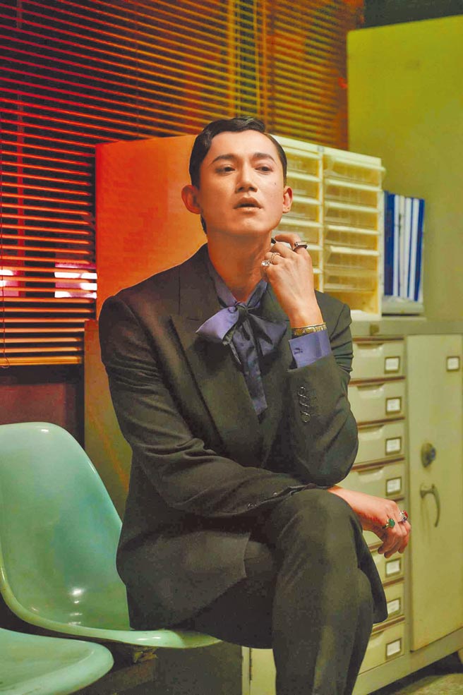 吴慷仁在《华灯初上》男扮女装饰演酒店老板。（百聿数码提供）