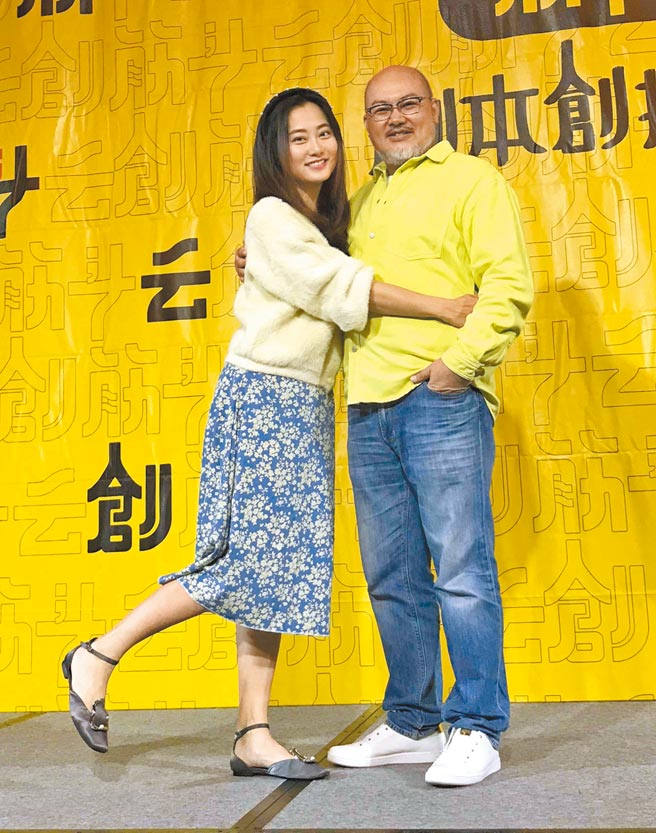 刘亮佐（右）的筋斗云创剧本创投平台孵优秀剧本有成，与老婆赵小侨做人计画却完全没进度。（林淑娟摄）