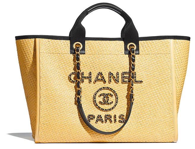 CHANEL米色草编皮穿链托特包，14万8000元。（CHANEL提供）