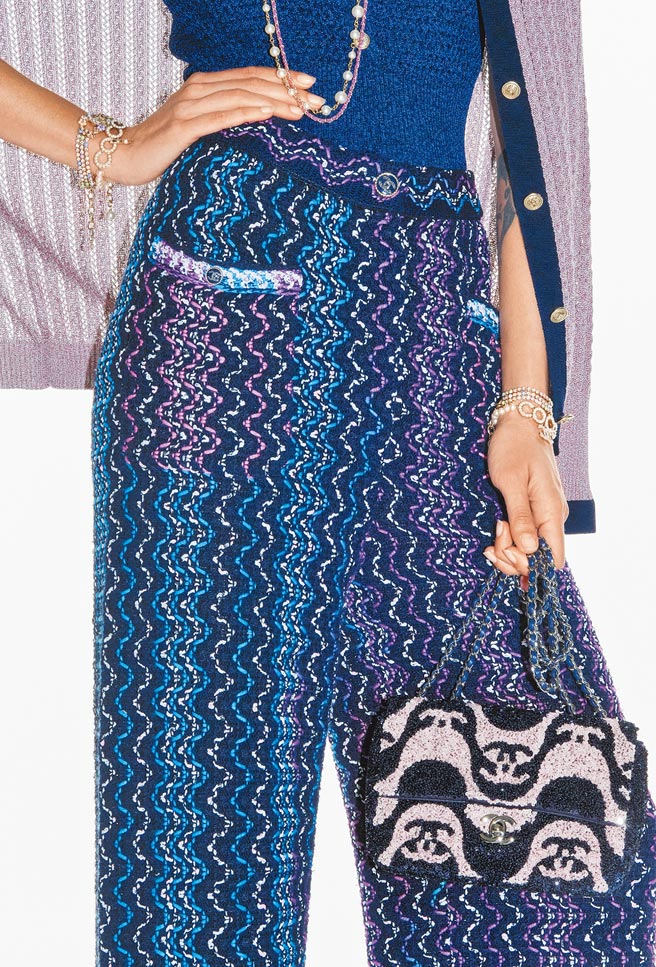 裤装顏色融入充满活力的配色，并以显眼的拼贴口袋带来轻松自在的舒适感。（CHANEL提供）