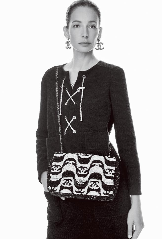 以金属皮穿链取代服装原本的皮绳，呈现细节感。（CHANEL提供）