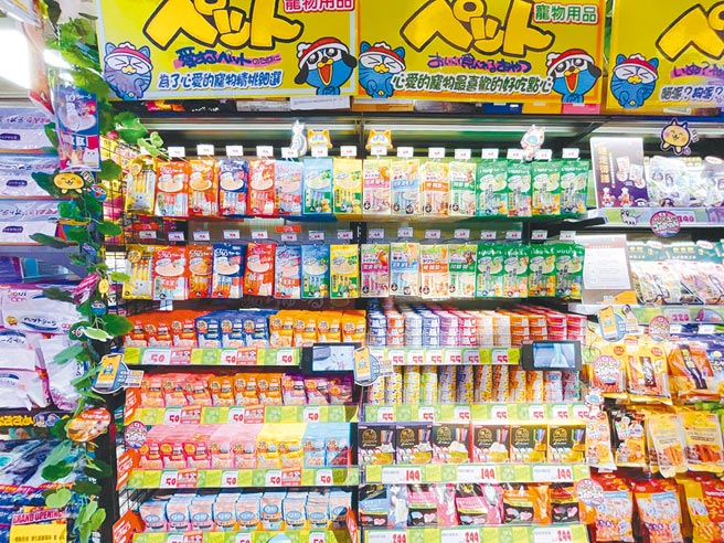 唐吉诃德DON DON DONKI设置宠物零食专区。（吴娮翎摄）