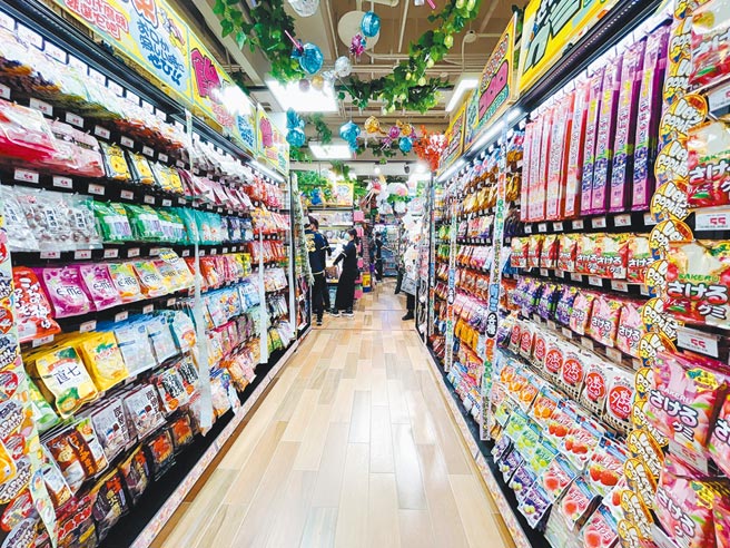 唐吉诃德DON DON DONKI琳琅满目的零食区。（吴娮翎摄）