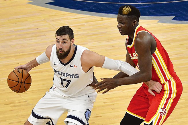 灰熊中锋瓦兰丘纳斯（左）突然遭到隔离，造成昨天七六人与雷霆之战停赛。（美联社资料照片）