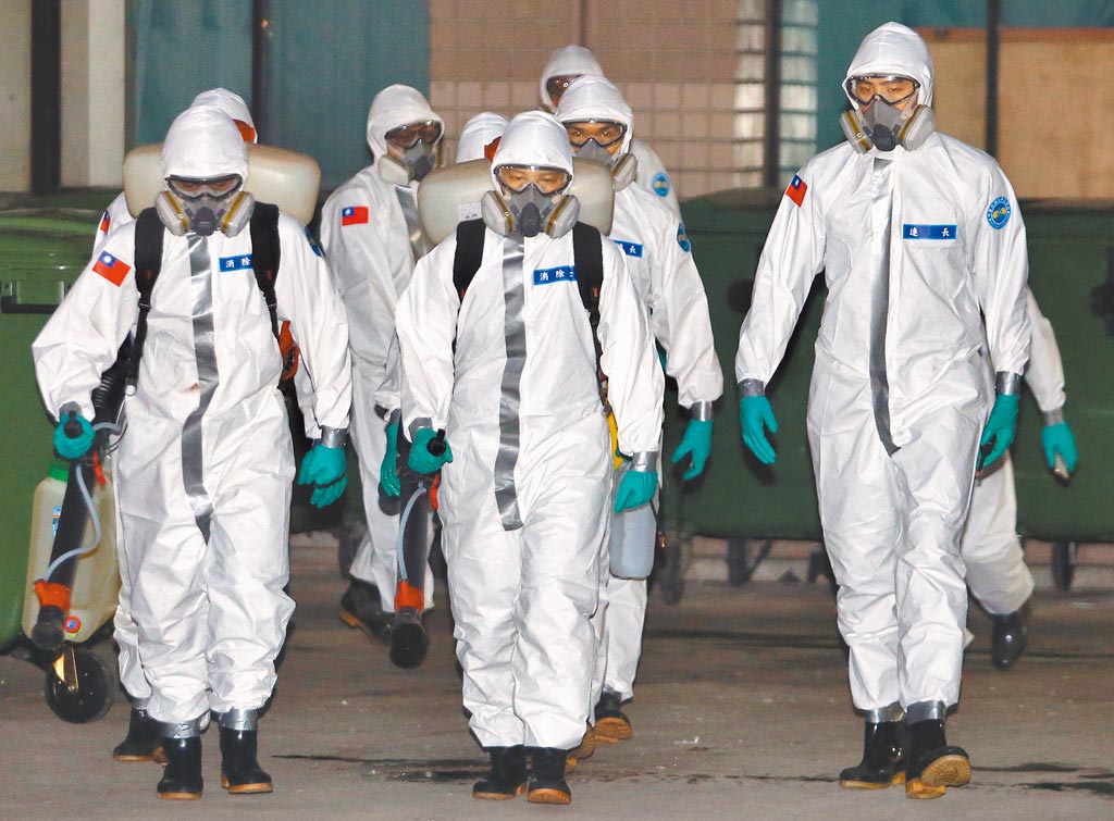 部立桃园医院爆发新冠肺炎院内群聚感染,国军化学兵19日前往桃园医院,支援消毒任务。 (范扬光摄)