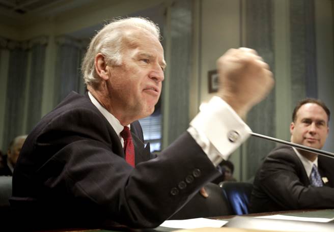2005年的拜登，他在參議院痛批運動員用禁藥而聲色俱厲。(圖/美聯社)