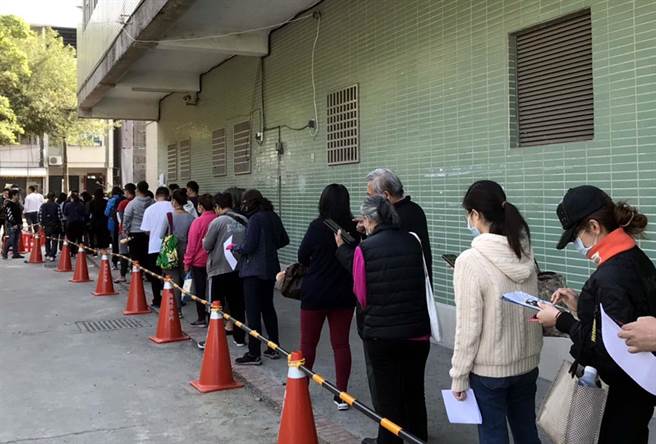 潮州春节市集分3天登记抽籤，预计3000多人抢364个摊位，非常抢手，登记第一天已排了长长人龙。（潘建志摄）