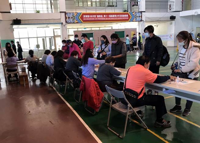 潮州春节市集分3天登记抽籤，预计3000多人抢364个摊位，非常抢手，登记第一天已排了长长人龙。（潘建志摄）