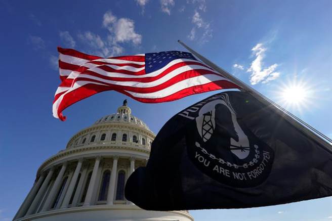 美国第46任总统当选人拜登的就职典礼，是史上仅有的一次在严重疫情与暴乱阴影下进行的总统就职典礼。图为就职典礼进行的国会大厦前。（图／路透）