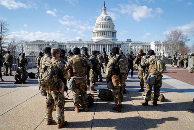 由于事先接到有关典礼安全威胁的情报，典礼附近的一些政府办公大楼的门窗已全数密封，部署超过2万名全副武装的国民警卫队人员，另外还有5千名后援部队待命。（图／路透）