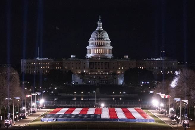 美国第46任总统当选人拜登的就职典礼，是史上仅有的一次在严重疫情与暴乱阴影下进行的总统就职典礼。图为就职典礼进行的国会大厦前。（图／路透）