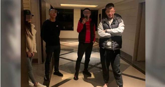 光是去年12月，连续一周都有陌生男士在余家姊妹住家外驻足叫嚣，让余家姊妹相当害怕。（图／读者提供）