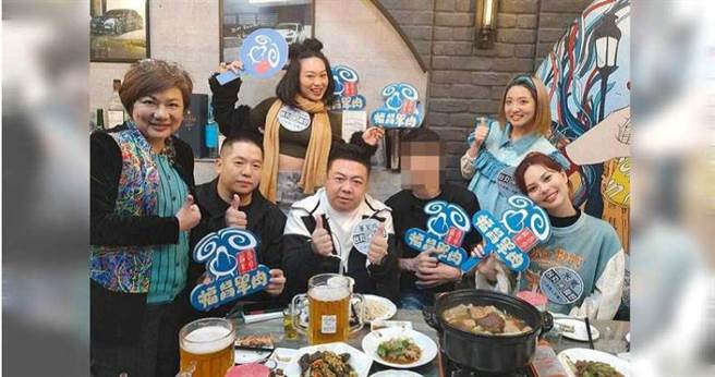 余恺丞开设在信义区的福昌羊肉，经常有名人上门捧场，生意看似相当好。（图／读者提供）