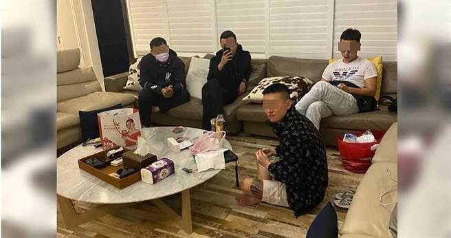 余家姊妹控诉，去年12月8日晚上，倒完垃圾回家竟惊见有多名陌生男子坐在客厅，表示自己是「租户」，要求他们立刻搬走。（图／读者提供）