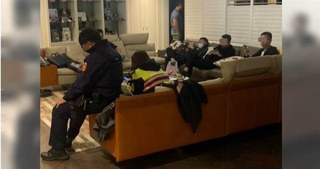 余家三姊妹怀疑，余恺丞有刻意与警方打关系，因此当他们报警遭骚扰时，警方虽到场但态度消极，甚至与黑衣人一起坐在客厅滑手机。（图／读者提供）