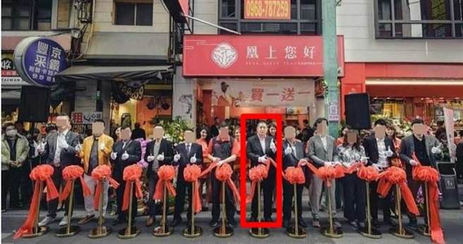 余恺丞交友广阔，与警界交好，经营的连锁饮料店去年在西门町开幕时，许多警官还到场祝贺。（图／翻摄脸书）