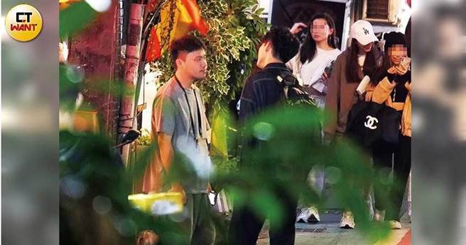 隔日陈昊森（右）再度与姚国祯（左）餐叙，有许多粉丝在一旁拍照。（图／本刊摄影组）