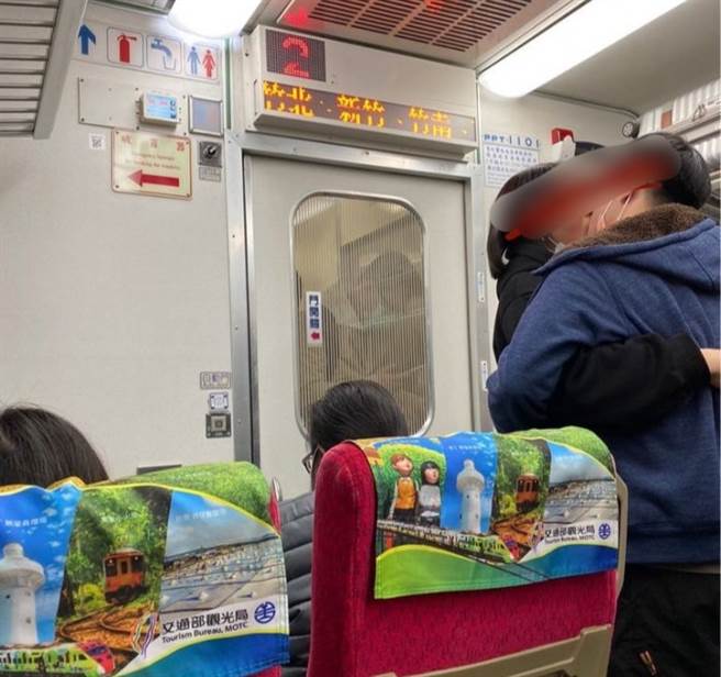 日前台鐵自強號上有一對情侶，在搭車過程中，拉下口罩、忘我喇舌5分鐘，引發網友討論，現在是非常時期耶！確定要在桃園沒戴口罩？（圖／翻攝自Dcard）