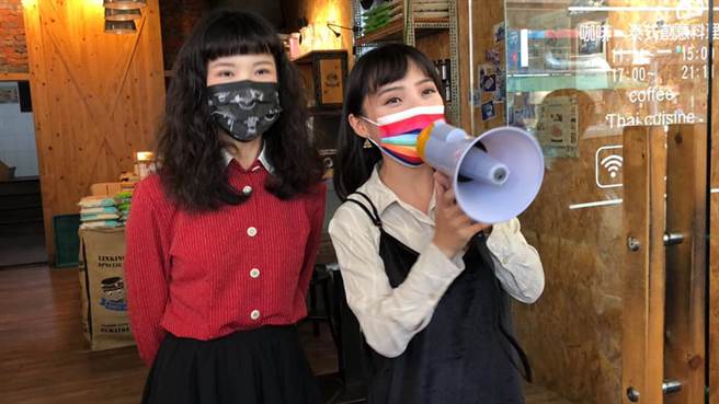 高雄市议员黄捷（前）与妹妹黄蓉（后）。（图／取自脸书「黄捷 高雄市议员」）