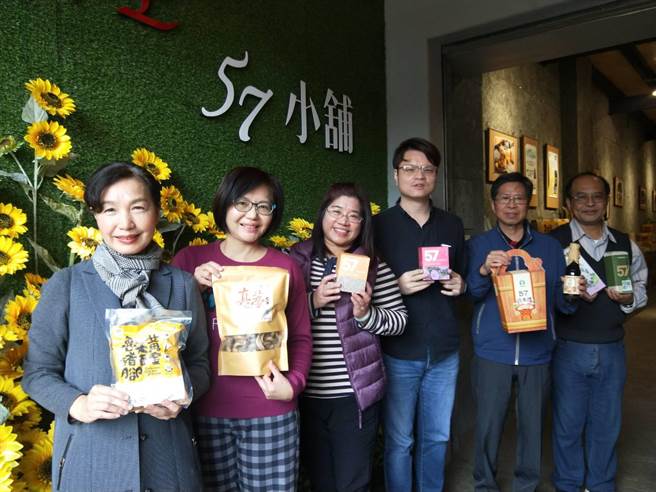 梧栖区农会总干事王秝毅（左一）带领「57小舖」员工在首波农游劵中创造高营业额。（陈淑娥摄）