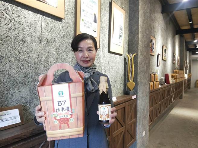 57米豆油遵循古法以传统木桶酿造180天而成，成为市面上抢手货。（陈淑娥摄）